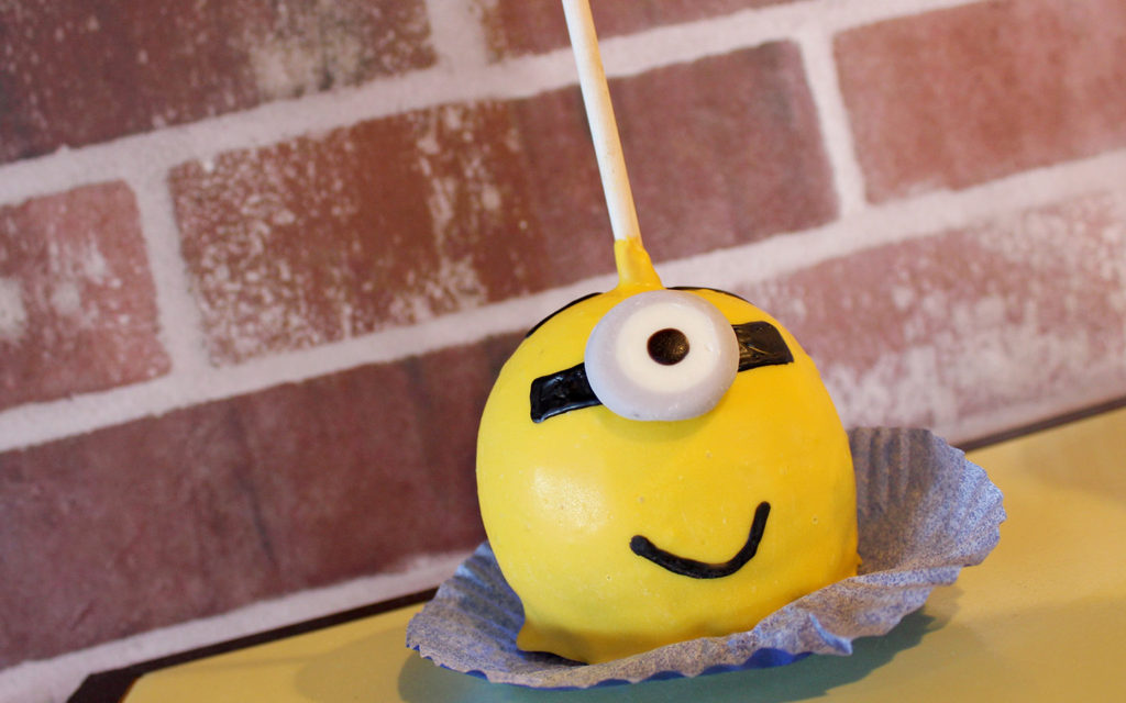 despicable-me-minion-candy-apple-at-universal-orlando